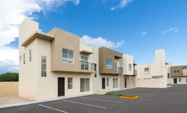 Casa en Playa del Carmen con jardín, estudio y 3 estacionamientos | $2.9 MDP