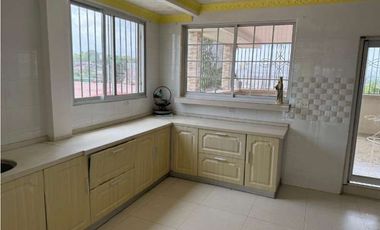Venta de casa de tres niveles en El Dorado (Las Mercedes) GTA