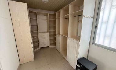 Venta de casa de tres niveles en El Dorado (Las Mercedes) GTA