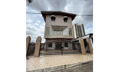 Venta de casa de tres niveles en El Dorado (Las Mercedes) GTA