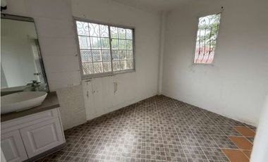 Venta de casa de tres niveles en El Dorado (Las Mercedes) GTA
