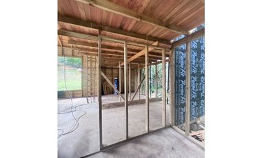 Vendo cabañas en madera en santa Elena con acceso vehicular