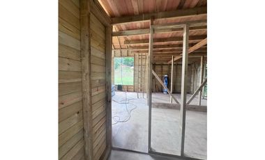 Vendo cabañas en madera en santa Elena con acceso vehicular