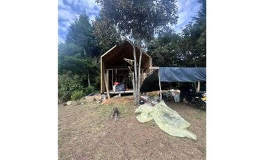 Vendo cabañas en madera en santa Elena con acceso vehicular