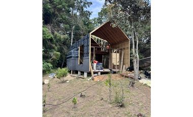 Vendo cabañas en madera en santa Elena con acceso vehicular