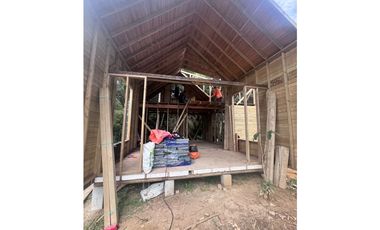 Vendo cabañas en madera en santa Elena con acceso vehicular