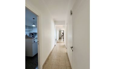 VENTA - CUATRO AMBIENTES A LA CALLE EN IMPECABLE ESTADO