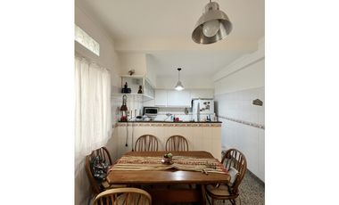 VENTA - CUATRO AMBIENTES A LA CALLE EN IMPECABLE ESTADO