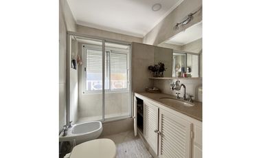 VENTA - CUATRO AMBIENTES A LA CALLE EN IMPECABLE ESTADO