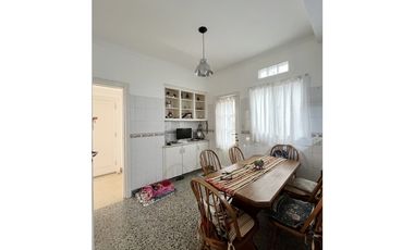 VENTA - CUATRO AMBIENTES A LA CALLE EN IMPECABLE ESTADO