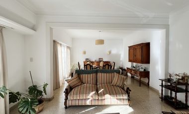 VENTA - CUATRO AMBIENTES A LA CALLE EN IMPECABLE ESTADO