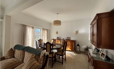 VENTA - CUATRO AMBIENTES A LA CALLE EN IMPECABLE ESTADO