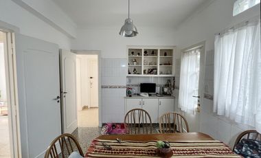 VENTA - CUATRO AMBIENTES A LA CALLE EN IMPECABLE ESTADO