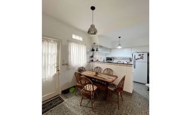 VENTA - CUATRO AMBIENTES A LA CALLE EN IMPECABLE ESTADO