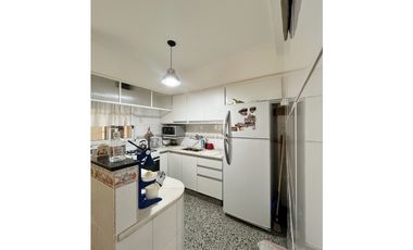 VENTA - CUATRO AMBIENTES A LA CALLE EN IMPECABLE ESTADO