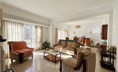 VENTA - CUATRO AMBIENTES A LA CALLE EN IMPECABLE ESTADO