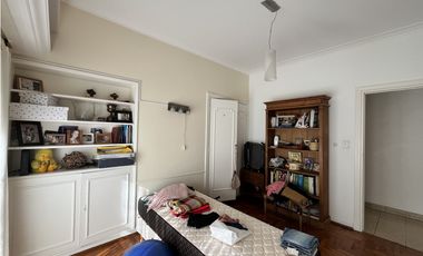 VENTA - CUATRO AMBIENTES A LA CALLE EN IMPECABLE ESTADO