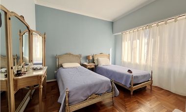 VENTA - CUATRO AMBIENTES A LA CALLE EN IMPECABLE ESTADO