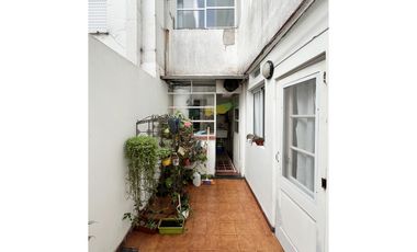 VENTA - CUATRO AMBIENTES A LA CALLE EN IMPECABLE ESTADO