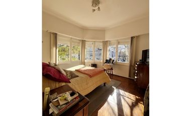 VENTA - CUATRO AMBIENTES A LA CALLE EN IMPECABLE ESTADO