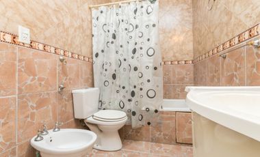CASA EN VENTA, ACEPTA PERMUTA. 2 PL. 4 AMB