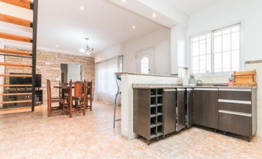 CASA EN VENTA, ACEPTA PERMUTA. 2 PL. 4 AMB