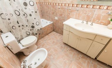 CASA EN VENTA, ACEPTA PERMUTA. 2 PL. 4 AMB