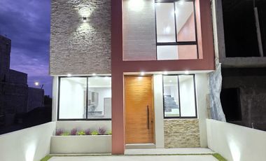 CASA EN VENTA 2 PLANTAS, 3 RECÁMARAS, 3 BAÑOS, COCHERA PARA 2 AUTOS