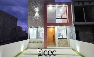 CASA EN VENTA 2 PLANTAS, 3 RECÁMARAS, 3 BAÑOS, COCHERA PARA 2 AUTOS
