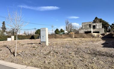Gran terreno en esquina en Lomas de Russell – Servicios completos y ubicación central