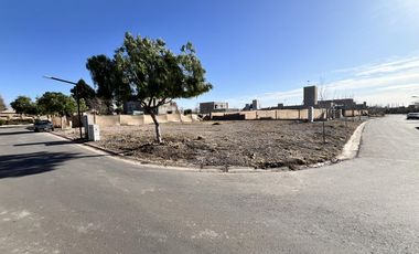 Gran terreno en esquina en Lomas de Russell – Servicios completos y ubicación central