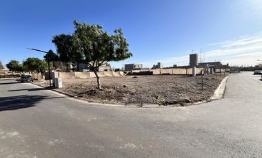 Gran terreno en esquina en Lomas de Russell – Servicios completos y ubicación central