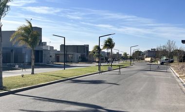 Gran terreno en esquina en Lomas de Russell – Servicios completos y ubicación central