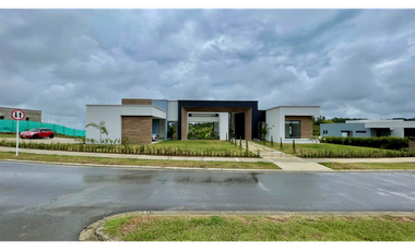 Extraordinaria Casa moderna con piscina en Cerritos.Pereira-Colombia.