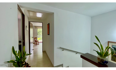 Extraordinaria casa remodelada en Cerritos Campestre con baño completo en el primer piso. Galicia. Pereira.