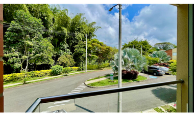 Extraordinaria casa remodelada en Cerritos Campestre con baño completo en el primer piso. Galicia. Pereira.