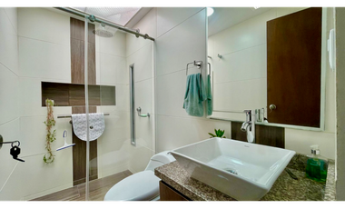 Extraordinaria casa remodelada en Cerritos Campestre con baño completo en el primer piso. Galicia. Pereira.