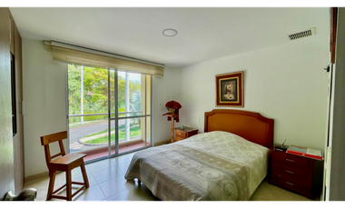 Extraordinaria casa remodelada en Cerritos Campestre con baño completo en el primer piso. Galicia. Pereira.