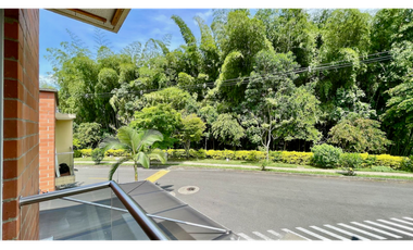 Extraordinaria casa remodelada en Cerritos Campestre con baño completo en el primer piso. Galicia. Pereira.