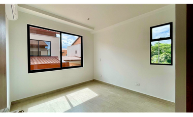 Extraordinaria casa remodelada en Mukava del Valle con Jacuzzi. Cerritos. Pereira - Colombia.