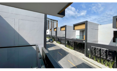 Extraordinaria casa nueva en Cerritos Home con piscina y 168 m2 con 3 alcobas y 4 baños. Pereira - Colombia.