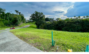 Extraordinaro terreno con bosque nativo y nacimiento de agua en Malabar Condominio Campestre. Cerritos. Pereira - Colombia.
