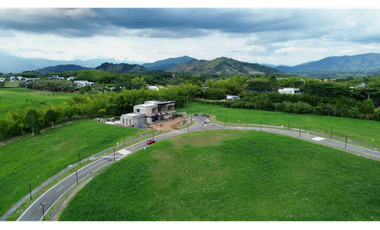 Extraordinaro terreno con bosque nativo y nacimiento de agua en Malabar Condominio Campestre. Cerritos. Pereira - Colombia.