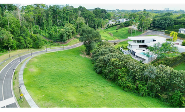 Extraordinaro terreno con bosque nativo y nacimiento de agua en Malabar Condominio Campestre. Cerritos. Pereira - Colombia.