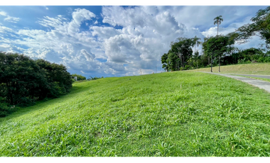 Extraordinaro terreno con bosque nativo y nacimiento de agua en Malabar Condominio Campestre. Cerritos. Pereira - Colombia.