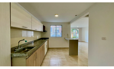 Extraordinaria casa en Cerritos Campestre Conjunto Residencial con cocina remodelada con 113 m2. Cerritos. Pereira - Colombia.