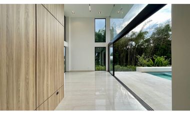 Majestuosa casa campestre minimalista con piscina en Malabar Condominio Campestre. Cerritos. Pereira - Colombia.