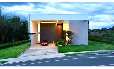 Majestuosa casa campestre minimalista con piscina en Malabar Condominio Campestre. Cerritos. Pereira - Colombia.