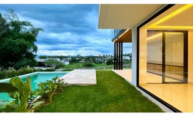 Majestuosa casa campestre minimalista con piscina en Malabar Condominio Campestre. Cerritos. Pereira - Colombia.