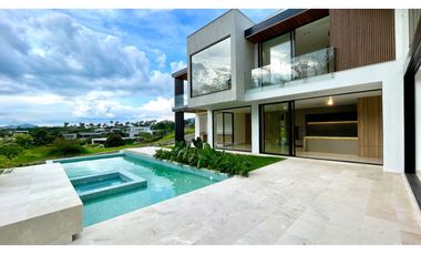 Majestuosa casa campestre minimalista con piscina en Malabar Condominio Campestre. Cerritos. Pereira - Colombia.